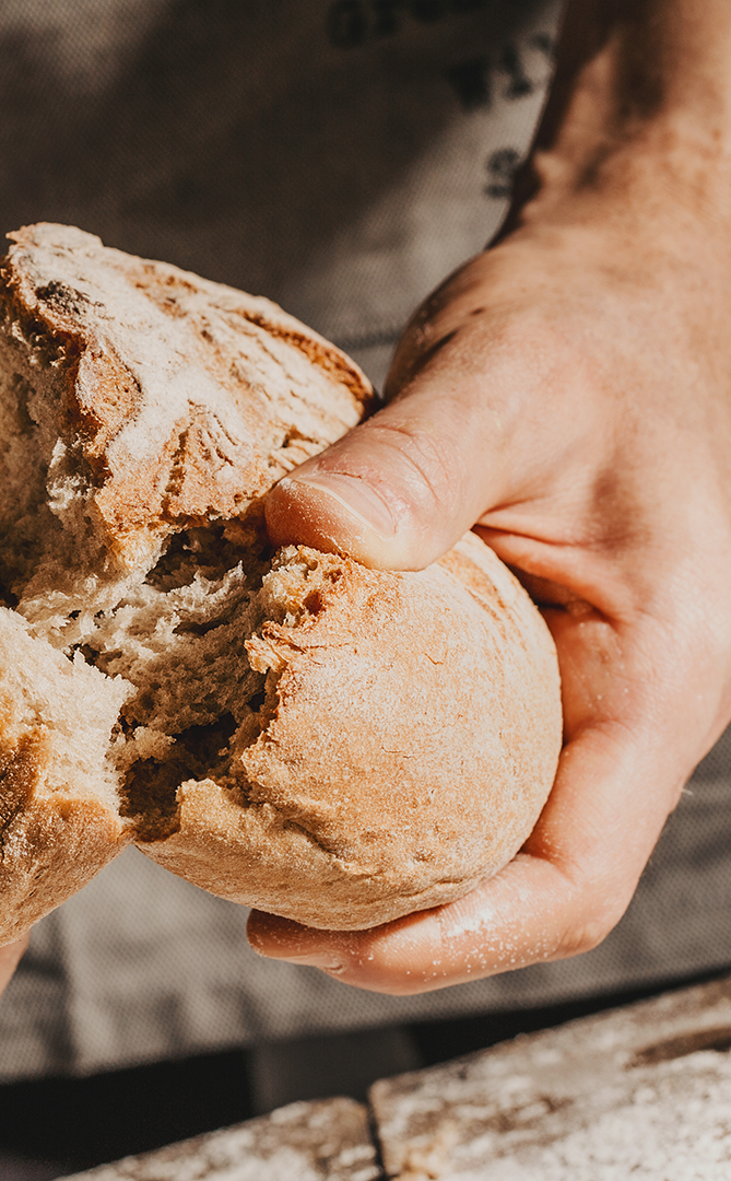 Bild von einem Müsliriegel eingewickelt in Papier mit einer Kordel